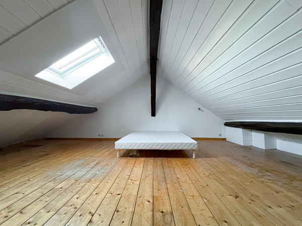 A vendre Angers hyper centre. Appartement type 3 en duplex dans petite copropriété ancienne des années 1900 sans ascenseur. 74m2 au sol. DPE évolutif en E au 1/01/2026. Dernier étage. Idéal investissement ou 1er achat.