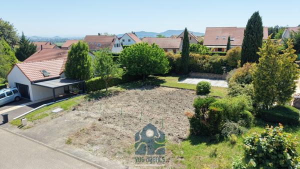 Terrain constructible viabilisé avec local piscine et piscine chauffée