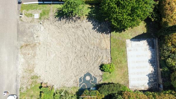 Terrain constructible viabilisé avec local piscine et piscine chauffée