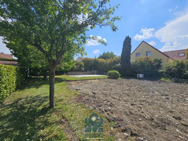 Terrain constructible viabilisé avec local piscine et piscine chauffée