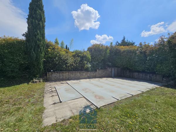 Terrain constructible viabilisé avec local piscine et piscine chauffée