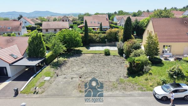 Terrain constructible viabilisé avec local piscine et piscine chauffée
