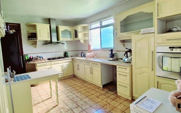 Appartement à louer    4 pièces •  Pointe-Noire