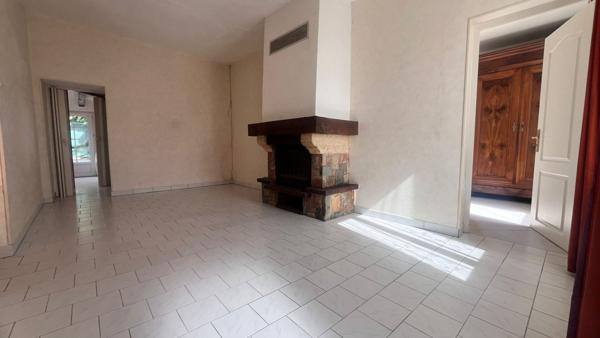 Maison de plain-pied avec jardin