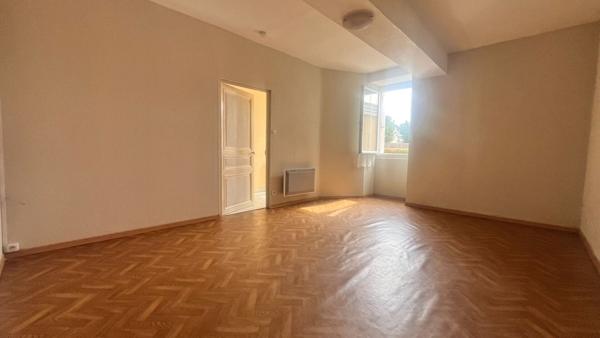 Maison de plain-pied avec jardin