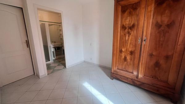 Maison de plain-pied avec jardin