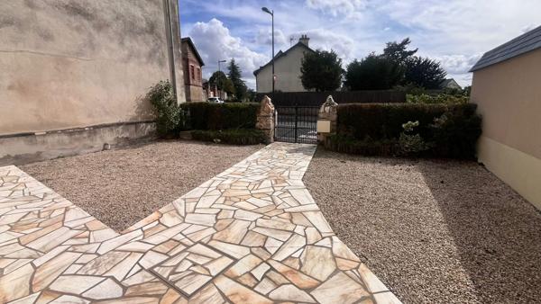 Maison de plain-pied avec jardin