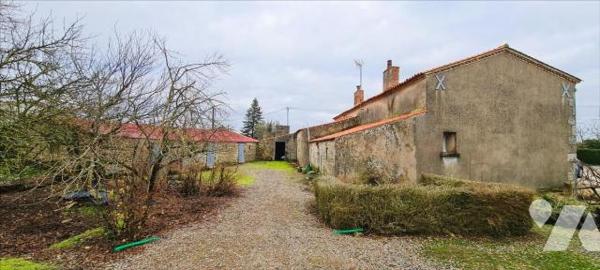 Maison + 2 terrains à bâtir + 1 grange + 2 hangars + dépendances