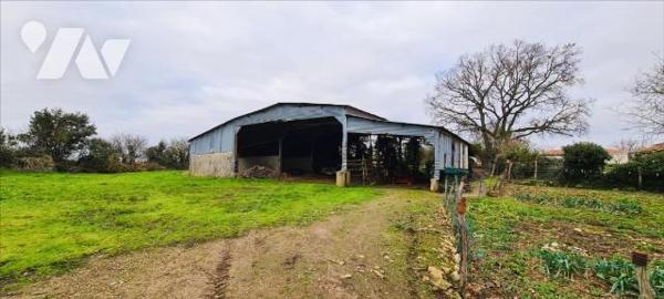 Maison + 2 terrains à bâtir + 1 grange + 2 hangars + dépendances
