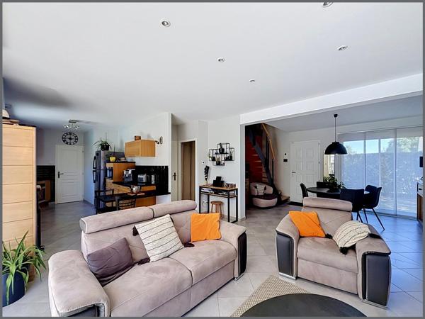 Maison avec des prestations haut de gamme, double garage, 4 chambres
