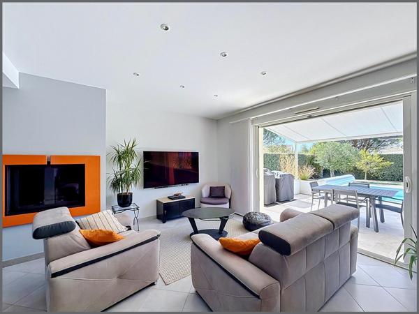 Maison avec des prestations haut de gamme, double garage, 4 chambres