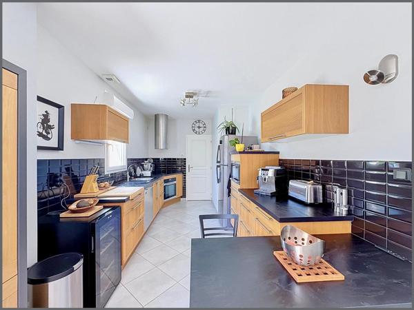 Maison avec des prestations haut de gamme, double garage, 4 chambres