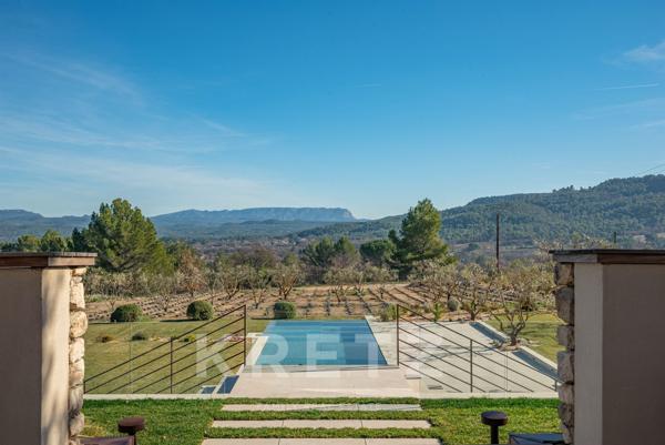 Domaine d'exception vue panoramique sur la Sainte-Victoire au coeur d'un domaine de 6 hectares