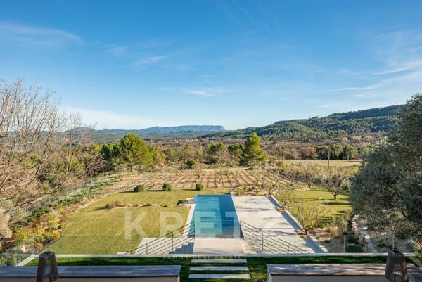Domaine d'exception vue panoramique sur la Sainte-Victoire au coeur d'un domaine de 6 hectares