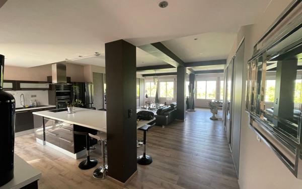 Appartement à vendre    3 pièces • 166 m2    Saintes