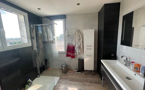 Appartement à vendre    3 pièces • 166 m2    Saintes