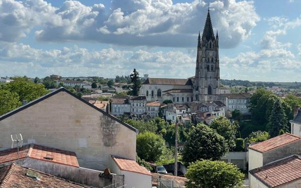 Appartement à vendre    3 pièces • 166 m2    Saintes