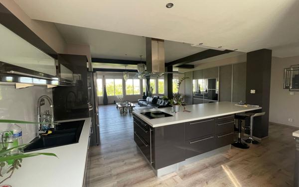 Appartement à vendre    3 pièces • 166 m2    Saintes