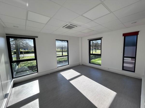 BOURG EN BRESSE - SECTEUR NORELAN - LECLERC - BUREAUX PRETS À L'EMPLOI À LOUER