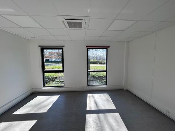 BOURG EN BRESSE - SECTEUR NORELAN - LECLERC - BUREAUX PRETS À L'EMPLOI À LOUER
