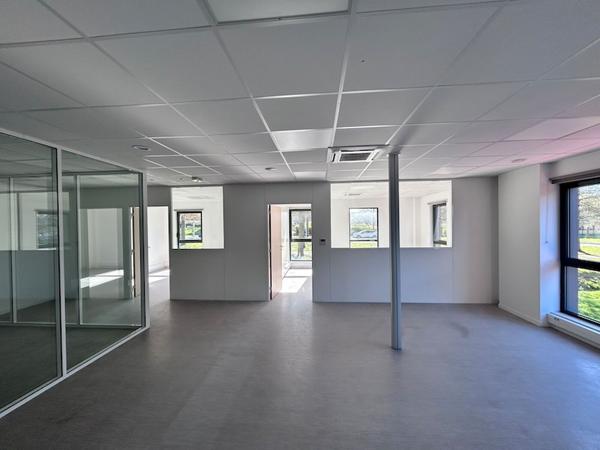BOURG EN BRESSE - SECTEUR NORELAN - LECLERC - BUREAUX PRETS À L'EMPLOI À LOUER