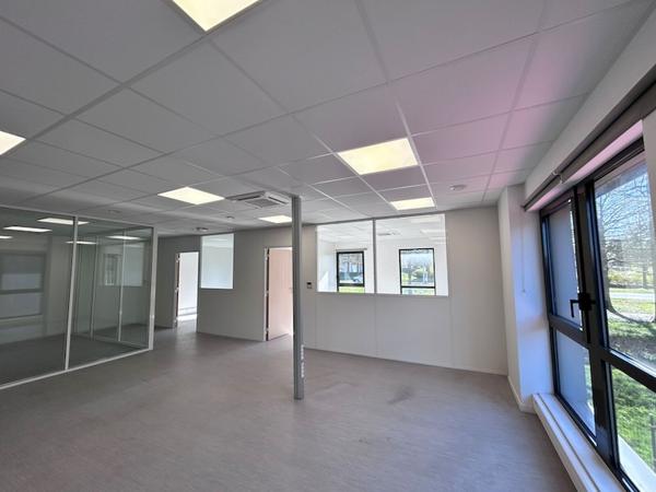 BOURG EN BRESSE - SECTEUR NORELAN - LECLERC - BUREAUX PRETS À L'EMPLOI À LOUER