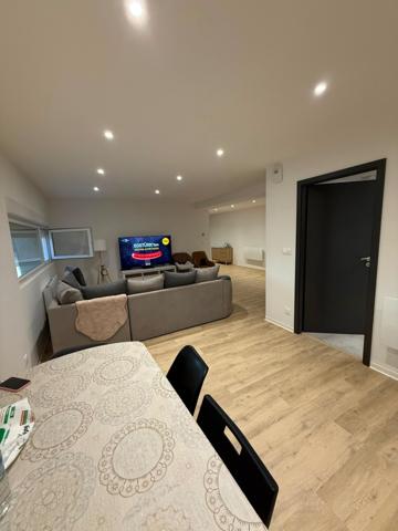 Botans – Superbe appartement F4 entièrement rénové de 95 m² avec cave et place de parking