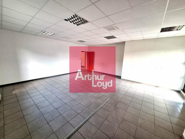 GERZAT PARC LOGISTIQUE A LOUER BUREAUX 348 M² - BATIMENT INDÉPENDANT - 10 PLACES DE PARKING