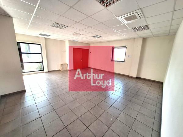 GERZAT PARC LOGISTIQUE A LOUER BUREAUX 348 M² - BATIMENT INDÉPENDANT - 10 PLACES DE PARKING