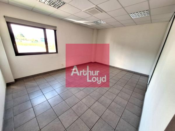 GERZAT PARC LOGISTIQUE A LOUER BUREAUX 348 M² - BATIMENT INDÉPENDANT - 10 PLACES DE PARKING