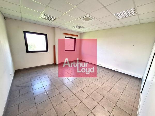 GERZAT PARC LOGISTIQUE A LOUER BUREAUX 348 M² - BATIMENT INDÉPENDANT - 10 PLACES DE PARKING
