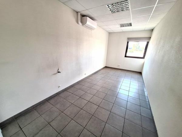GERZAT PARC LOGISTIQUE A LOUER BUREAUX 348 M² - BATIMENT INDÉPENDANT - 10 PLACES DE PARKING