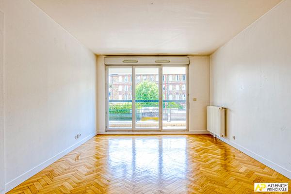 Versailles Montreuil Appartement 2 piècxes 47.5 m² carrez situé au 1er étage avec balcon, cave et parking 298 000 € **  - Référence  28086