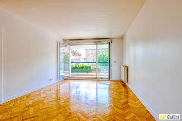 Versailles Montreuil Appartement 2 piècxes 47.5 m² carrez situé au 1er étage avec balcon, cave et parking 298 000 € **  - Référence  28086