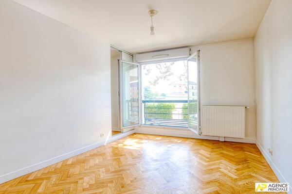 Versailles Montreuil Appartement 2 piècxes 47.5 m² carrez situé au 1er étage avec balcon, cave et parking 298 000 € **  - Référence  28086