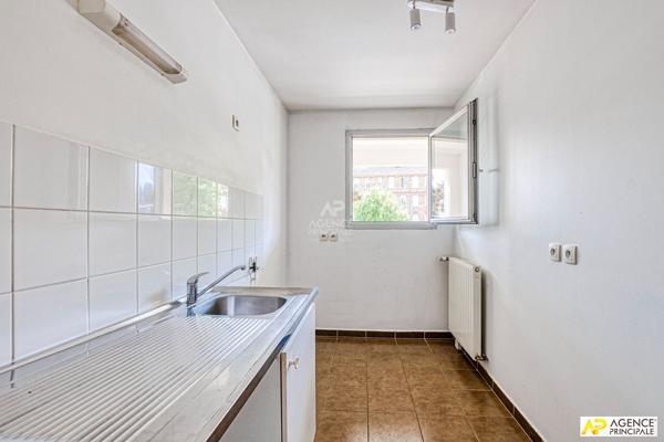 Versailles Montreuil Appartement 2 piècxes 47.5 m² carrez situé au 1er étage avec balcon, cave et parking 298 000 € **  - Référence  28086