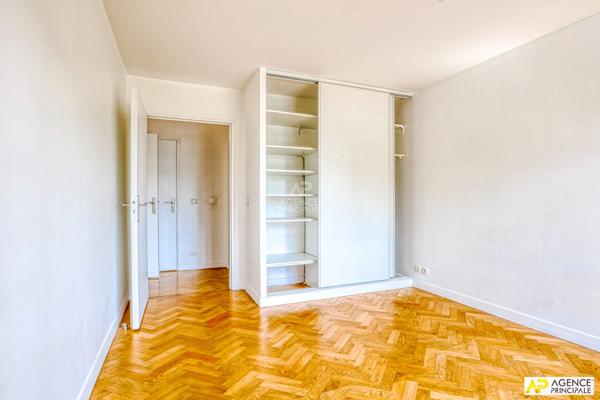 Versailles Montreuil Appartement 2 piècxes 47.5 m² carrez situé au 1er étage avec balcon, cave et parking 298 000 € **  - Référence  28086