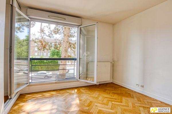 Versailles Montreuil Appartement 2 piècxes 47.5 m² carrez situé au 1er étage avec balcon, cave et parking 298 000 € **  - Référence  28086