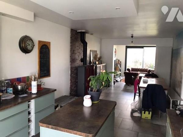 Maison jumelée d'un côté avec garage 