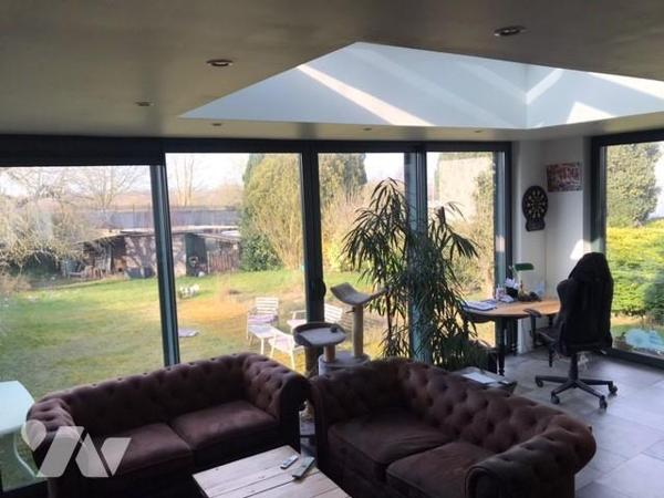 Maison jumelée d'un côté avec garage 