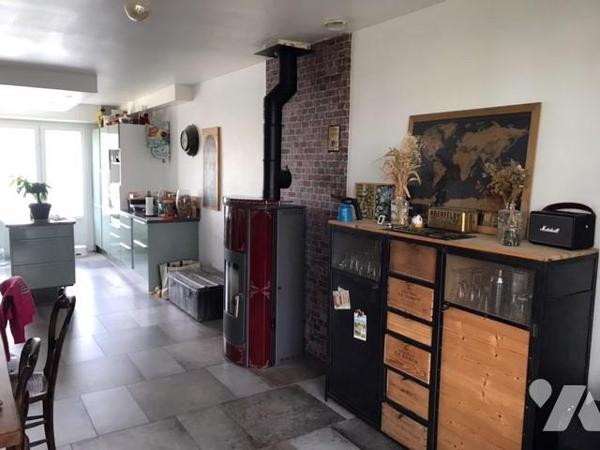 Maison jumelée d'un côté avec garage 