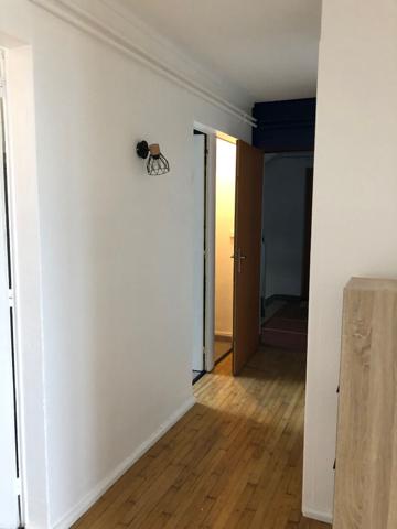 A vendre secteur Eblé, gare résidence Vauban. Appartement type 3.3ème étage. 2 chambres, séjour avec balcon, cuisine indépendante avec loggia, cave, chauffage au gaz.
