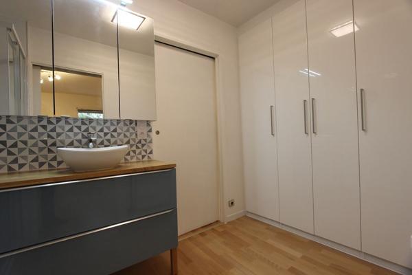 UN APPARTEMENT T2 bis AVEC JARDIN ET GARAGE PRIVATIFS, AU BRADEN. -