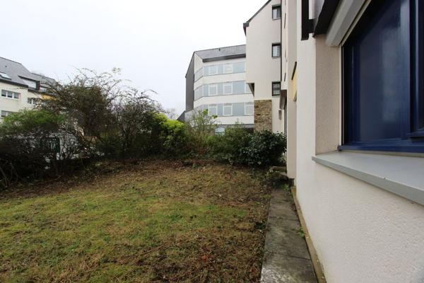 UN APPARTEMENT T2 bis AVEC JARDIN ET GARAGE PRIVATIFS, AU BRADEN. -