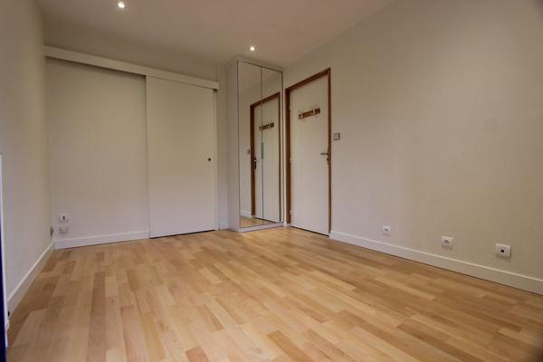 UN APPARTEMENT T2 bis AVEC JARDIN ET GARAGE PRIVATIFS, AU BRADEN. -