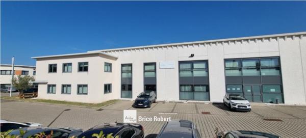 Bureaux à louer à Meyzieu dans parc sécurisé à proximité immédiate A432