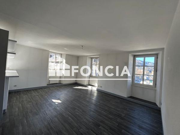 Location Appartement 3 pièces 75 m² - 132 PLACE CHARLES ALBERT Sallanches 74700