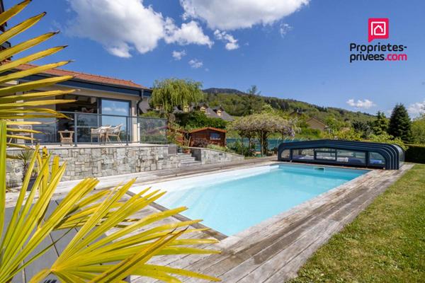Maison contemporaine avec piscine et vue dégagée