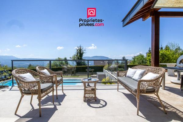 Maison contemporaine avec piscine et vue dégagée