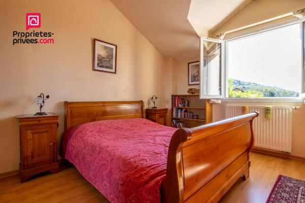 Maison contemporaine avec piscine et vue dégagée